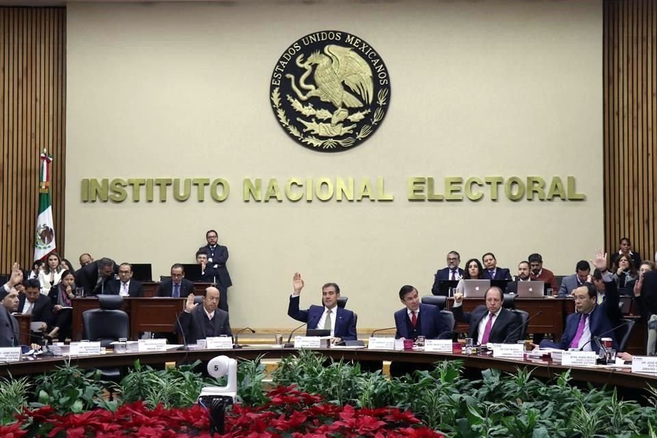 En el proyecto enviado a la Cámara baja, los consejeros se habían fijado un sueldo mensual máximo de 181 mil 162 mil, pero el aprobado por los legisladores fue de 102 mil 816 pesos.