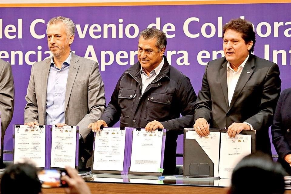 Joel Salas (de Izq. a der.), del INAI; el Gobernador Jaime Rodríguez, y Eduardo Ramírez, de la CMIC, en la firma de un convenio de transparencia de proyectos de obra en NL.