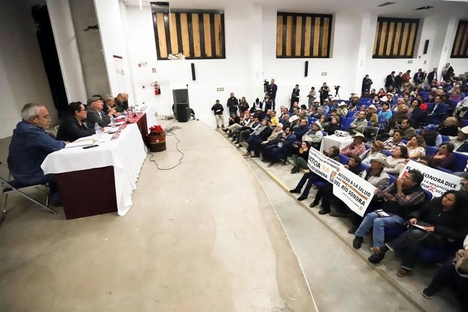 Autoridades y pobladores afectados por el derrame se reunieron en un teatro municipal de Ures, en Sonora.