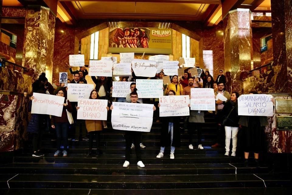 Unos 40 trabajadores protestaron en la Sala Manuel M. Ponce, antes de comenzar el homenaje póstumo al artista Adolfo Mexiac, con la intención de no interrumpir el evento.