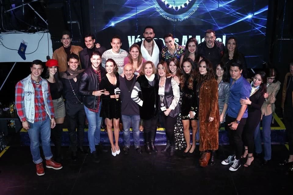Parte del staff de 'Esta Historia me Suena' se reunió en un bar del sur de la Ciudad de México para presenciar el estreno.
