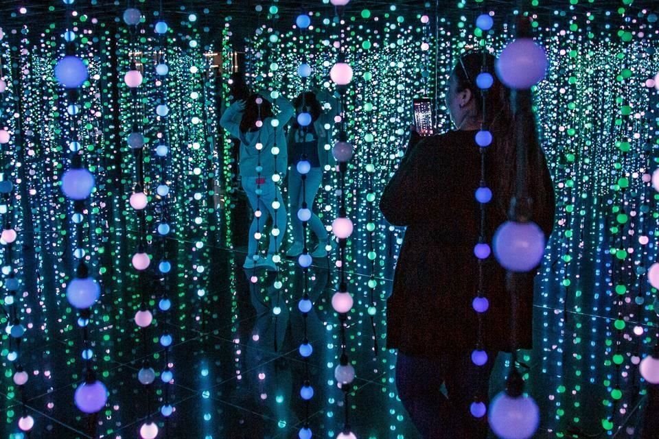 Entre las novedades está un salón llamado Cuarto Infinito lleno de luces, espejos y ambientado con  beats de música electrónica.