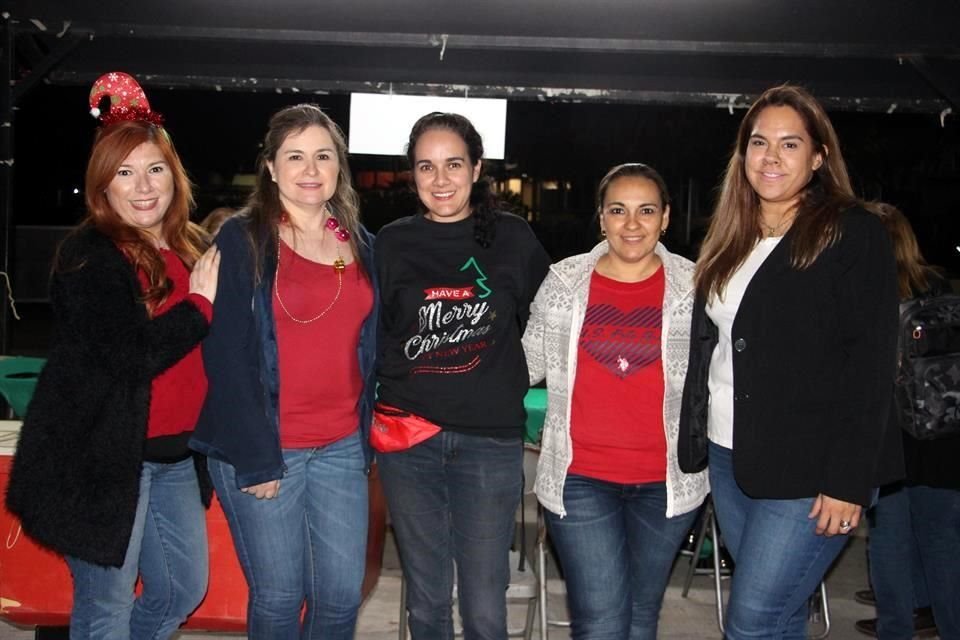 Myriam de Vela, Adriana de León, Mónica Caballero, Laura de Patiño y Denys Sánchez