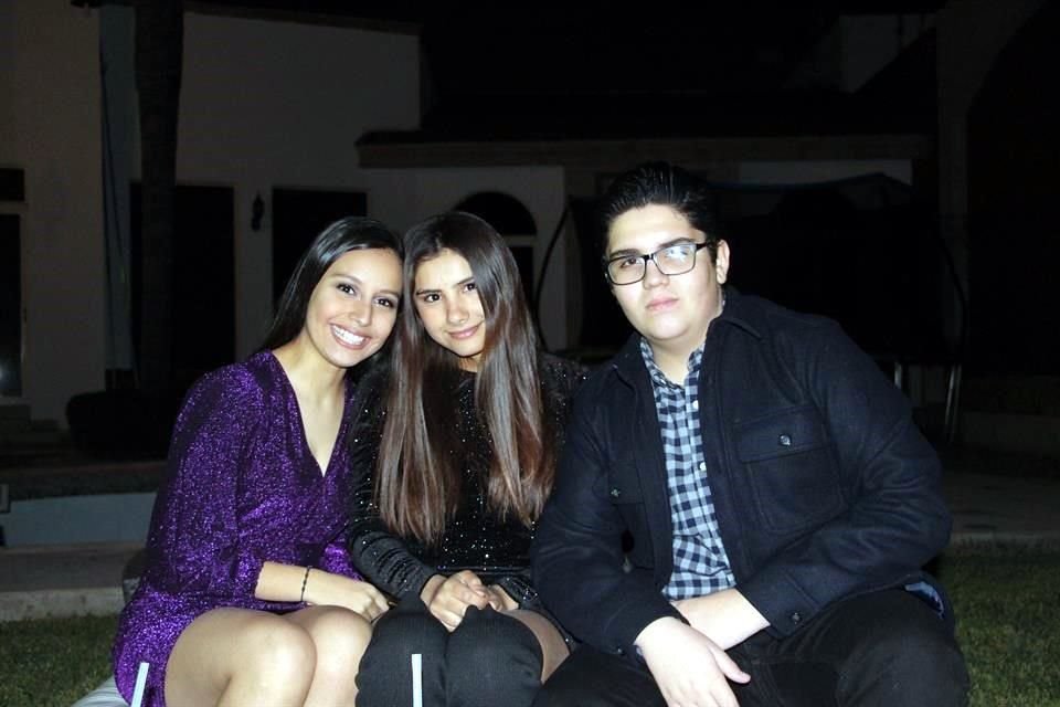 Regina López, Natalia Martínez y Lalo Garza