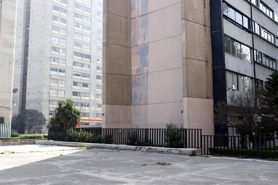 Vecinos de Tlatelolco denunciaron en redes la intervención de un mural pintado por Nicandro Puente Eguía en el edificio General Anaya.