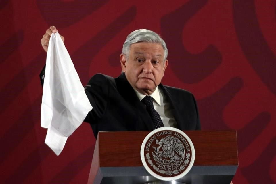 AMLO llamó a probar cualquier ilícito contra el director de la CFE, Manuel Bartlett.
