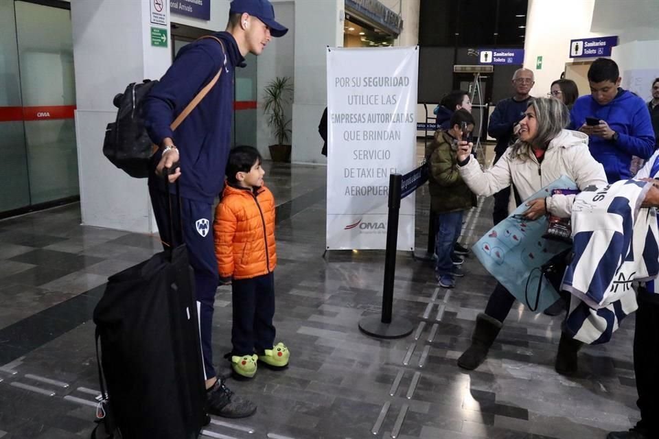 Los futbolistas atendieron a los aficionados, pero no hablaron con la prensa.