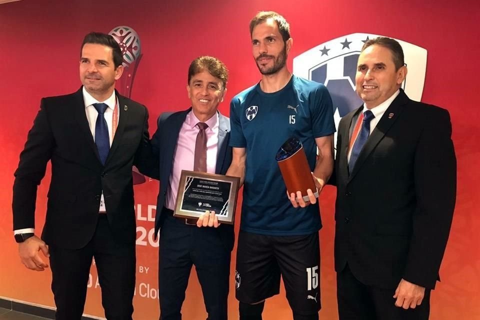 El capitán rayado posó junto con Duilio Davino y José González Ornelas, previo al duelo ante Al Hilal.