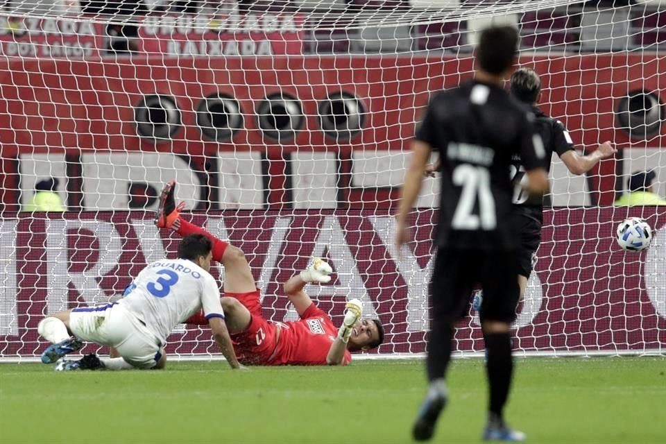 Carlos Eduardo adelantó a los árabes al minuto 35 con un cabezazo dentro del área.