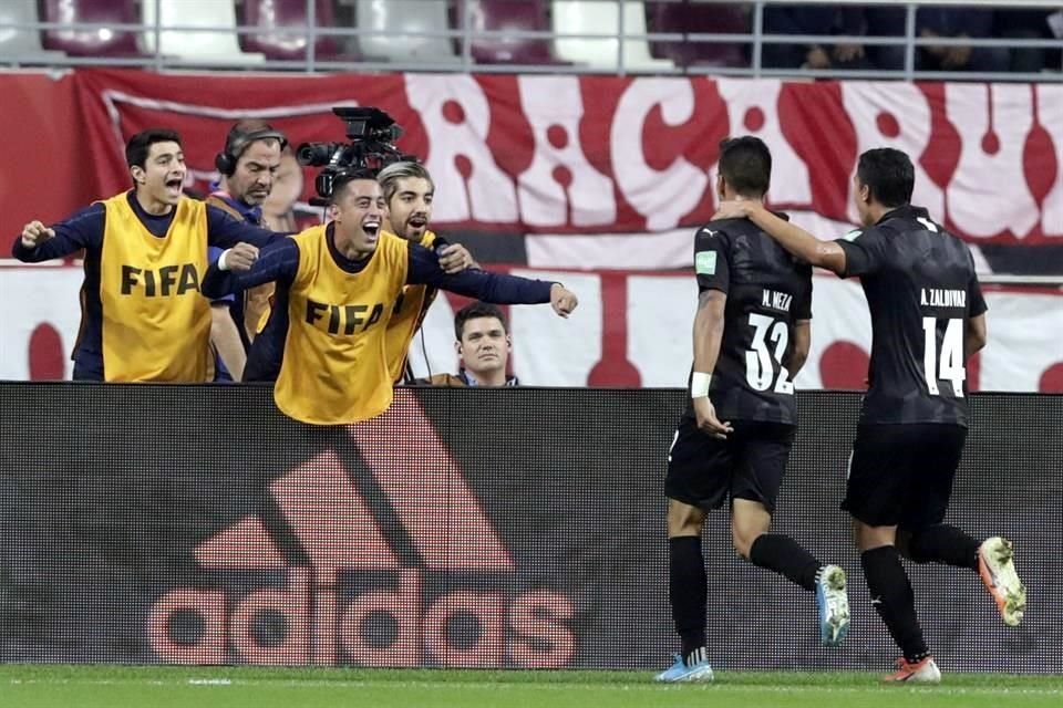 Maxi Meza anotó de zurda al 60' y así celebró con los suplentes.