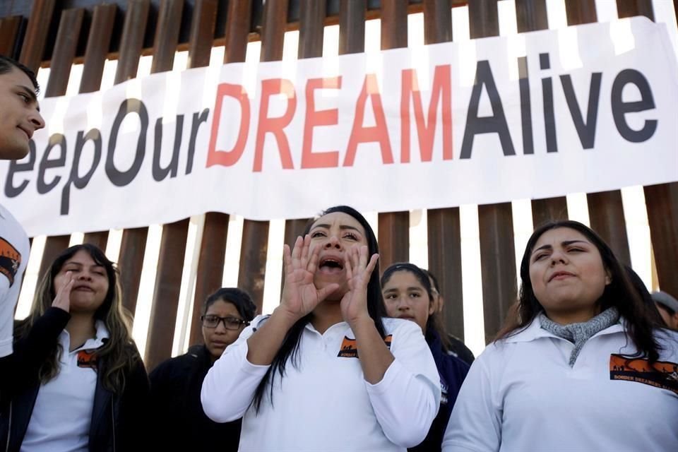 Servicio de Inmigración de EU confirmó a CNN que se están reabriendo casos de deportación de dreamers, a espera fallo de Suprema Corte.