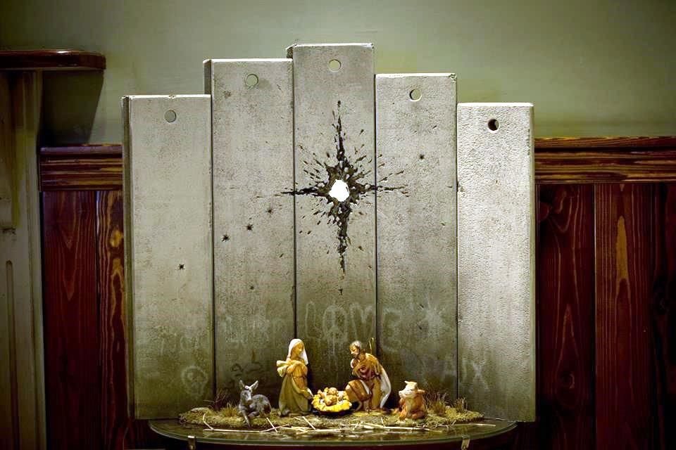 La obra 'Cicatriz de Belén', del artista Banksy, que recrea el Nacimiento de Cristo pero cubierto por muros, se exhibe en un hotel junto a la muralla en Cisjordania.