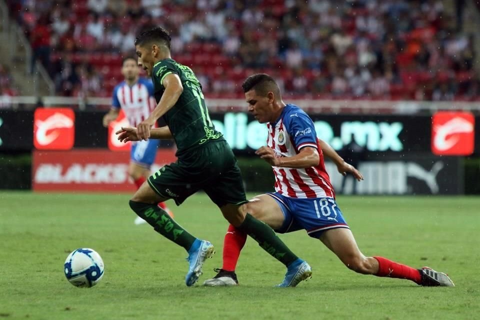 Eduardo Torres durante su único juego oficial con las Chivas.