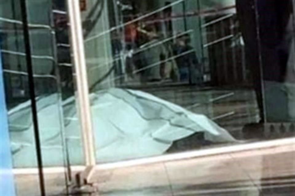 El cuerpo de la mujer quedó en uno de los accesos al centro comercial Sun Mall.
