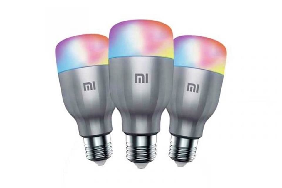 Considerado como uno de los focos inteligentes más baratos, el Xiaomi Mi Smart Bulb tiene color e intensidad ajustables desde su propia aplicación móvil.