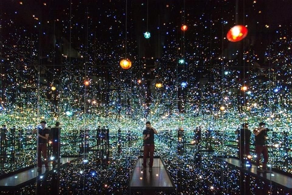 Siéntete como en el espacio exterior en la exposición 'Infinity Lights', inspirada en Yayoi Kusama; disponible hasta el 31 de diciembre.