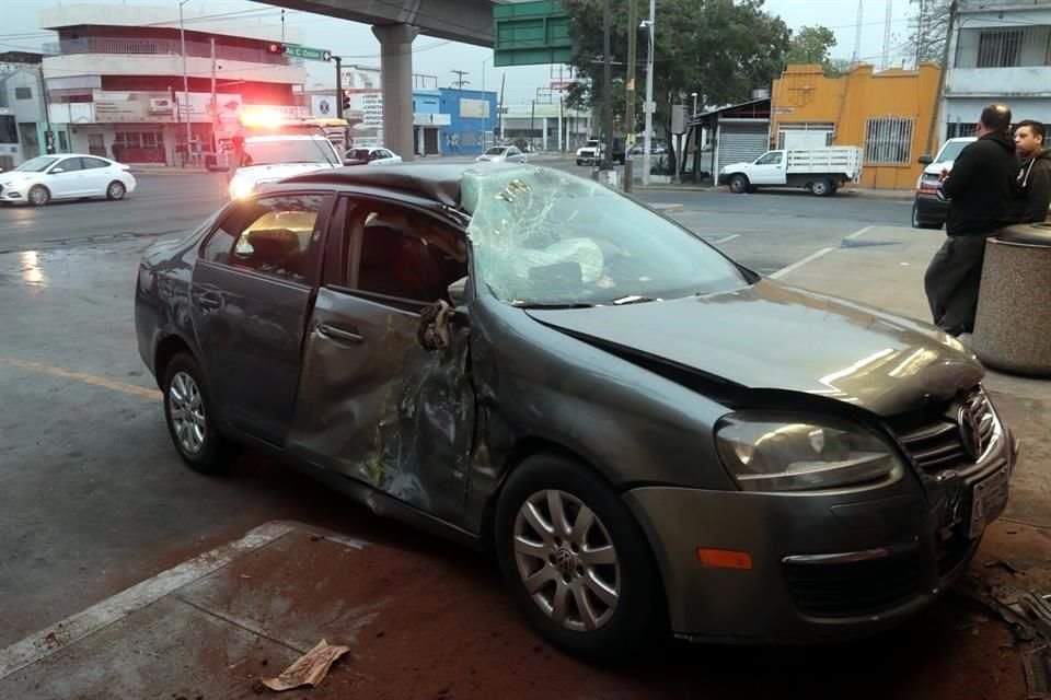 El auto Volkswagen Bora fue proyectado varios metros; gran parte del lado derecho quedó destruida.