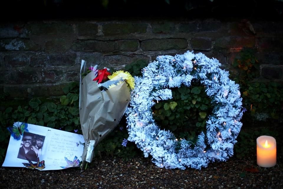 Dejan tributos afuera de la casa del fallecido George Michael después de la muerte de su hermana, Melanie Panayiotou.