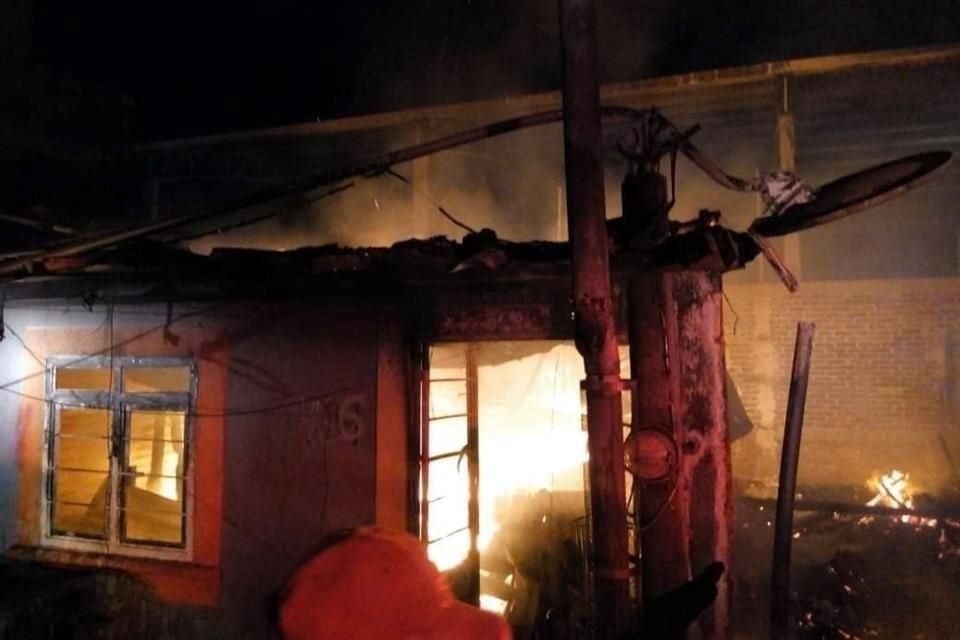 El saldo preliminar de la irrupción fue de dos casas baleadas y tres más incendiadas.