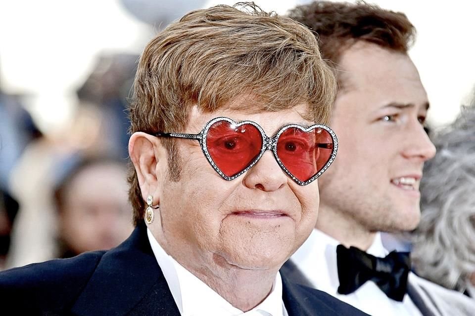 Por error, la Oficina del Gabinete publicó las direcciones de más de mil británicos destacados, como Elton John.