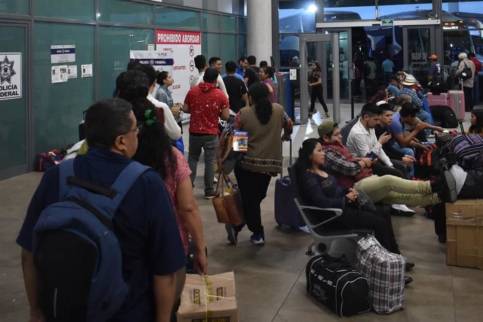 Durante todo el día, la Central de Autobuses fue abarrotada por viajeros.