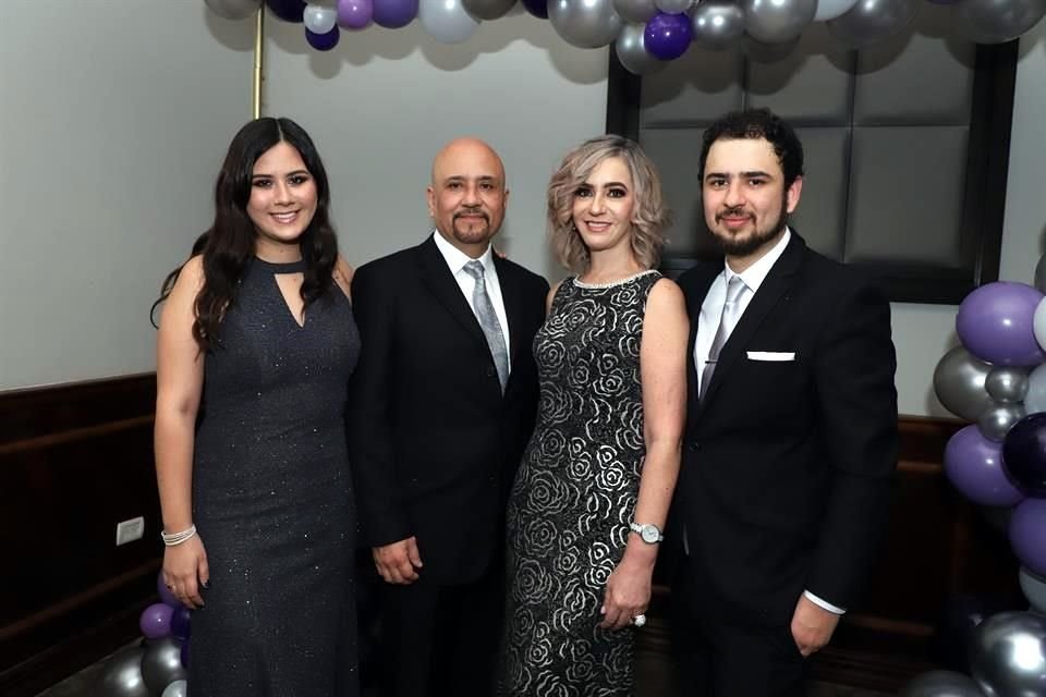 Alejandra Muñoz Ábrego, Carlos Muñoz, Marisol Ábrego de Muñoz y Roberto Muñoz Ábrego