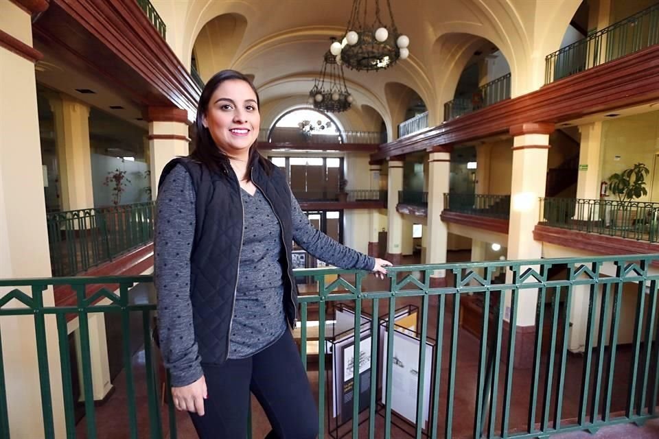 Melissa Segura, Secretaria Técnica de Conarte, en el interior del ex Palacio de arquitectura art déco.