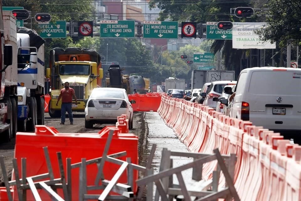 Parte del pavimento para habilitar el carril exclusivo del Metrobús ya fue levantado.