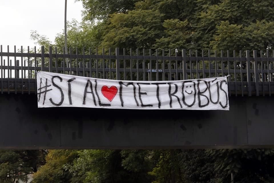 Manta de apoyo a la ampliación a la Línea 3 del Metrobús colocada en el puente peatonal sobre Av. División del Norte, en su cruce con Av. Cuauhtémoc.