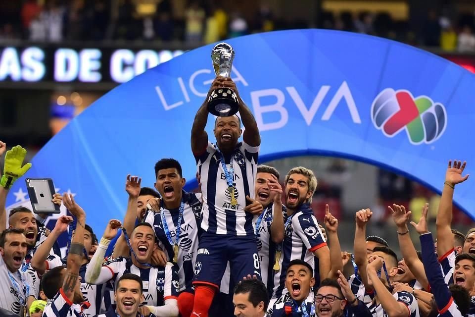 Dorlan Pabon cargó el trofeo de campeón.