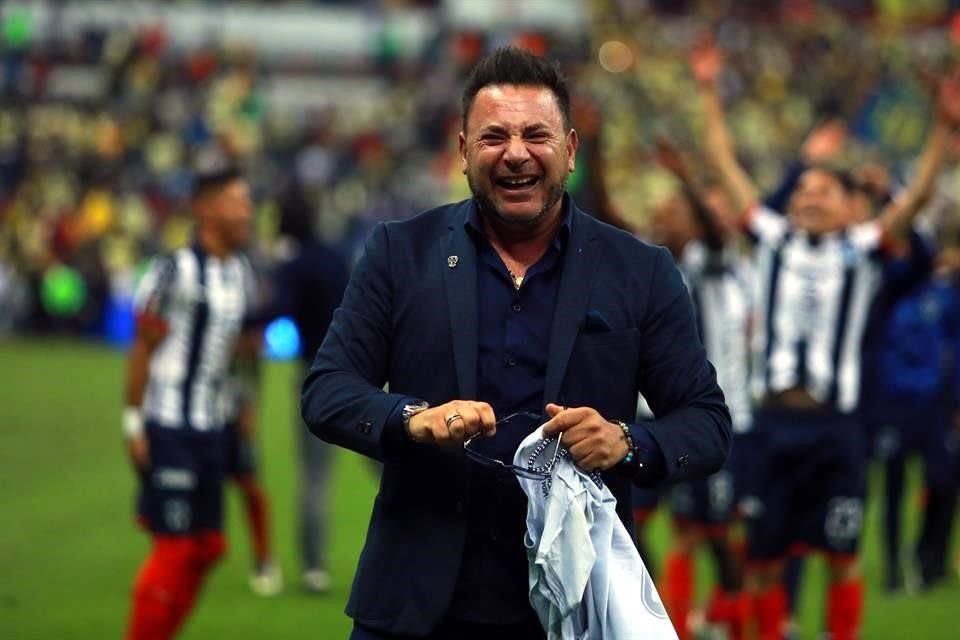 Antonio Mohamed no pudo contener el llanto tras el título que tenía pendiente de ganar con Rayados.