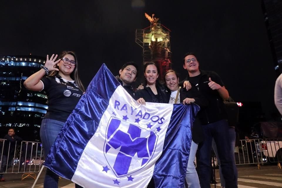 La afición de Rayados se dio cita en el monumento capitalino.