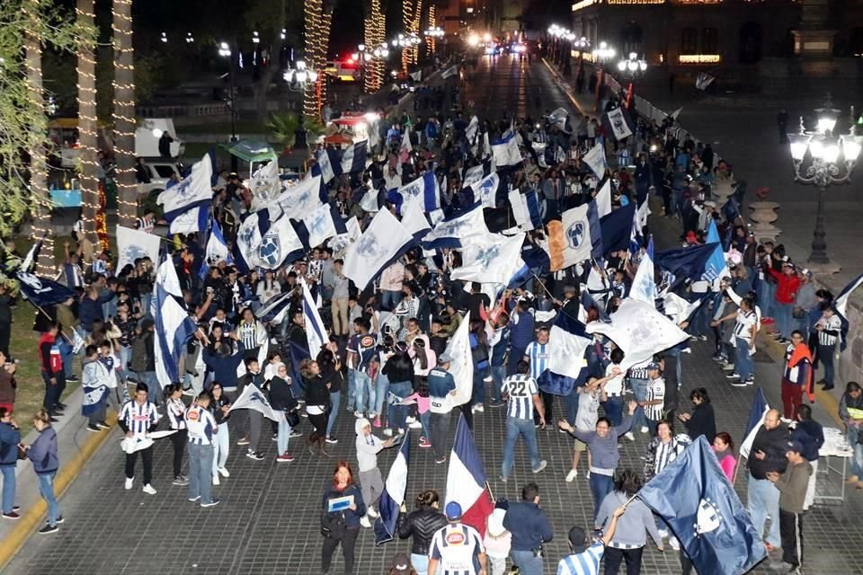 La afición de Rayados se reunió en la Macroplaza, en el Centro de Monterrey, para seguir con el festejo.