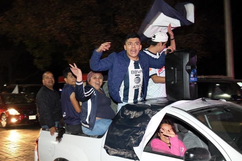 La afición de Rayados se reunió en la Macroplaza, en el Centro de Monterrey, para seguir con el festejo.