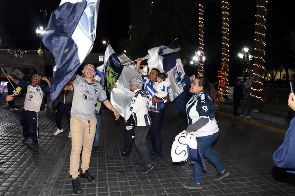 La afición de Rayados se reunió en la Macroplaza, en el Centro de Monterrey, para seguir con el festejo.