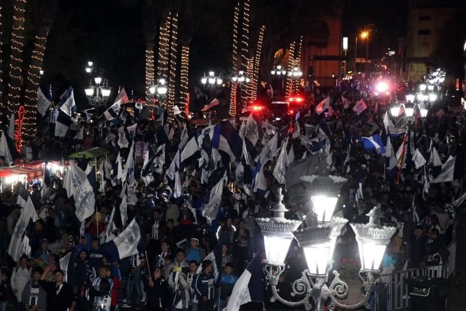 La afición de Rayados celebró durante la madrugada del lunes el campeonato.