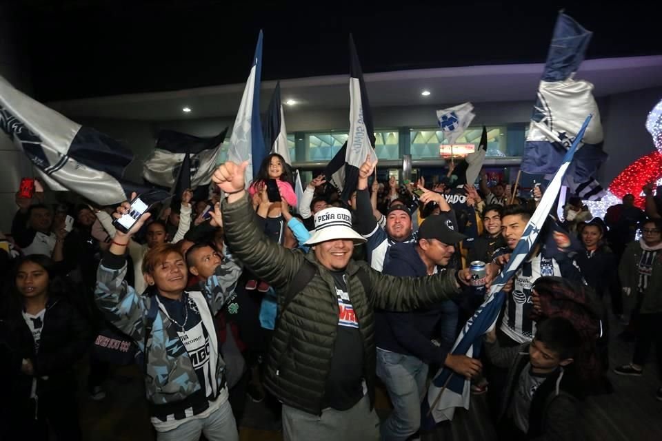 Cientos de aficionados están en el aeropuerto esperando al equipo.