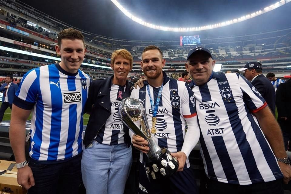 Vincent Janssen celebró el campeonato con familiares en la cancha del Estadio Azteca.