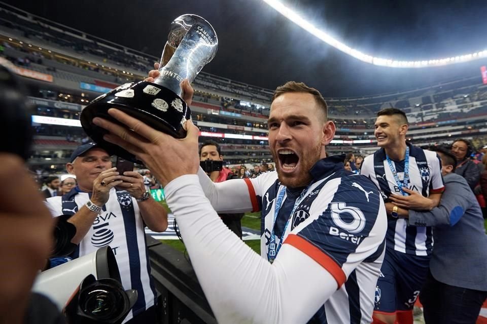 during the game America vs Monterrey, Vincent Janssen celebró el campeonato con familiares en la cancha del Estadio Azteca.