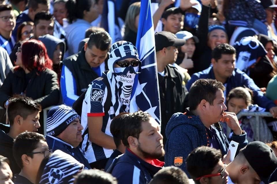 Miles de seguidores ya esperan al equipo a las afueras del Estadio BBVA.