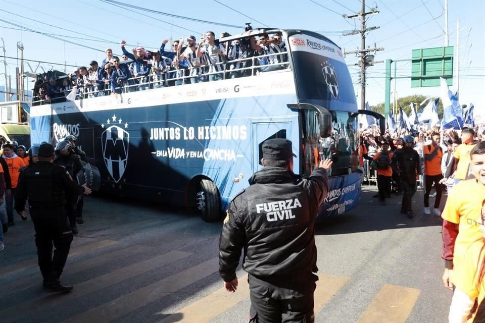 El contingente albiazul despertó alegría durante todo el recorrido.