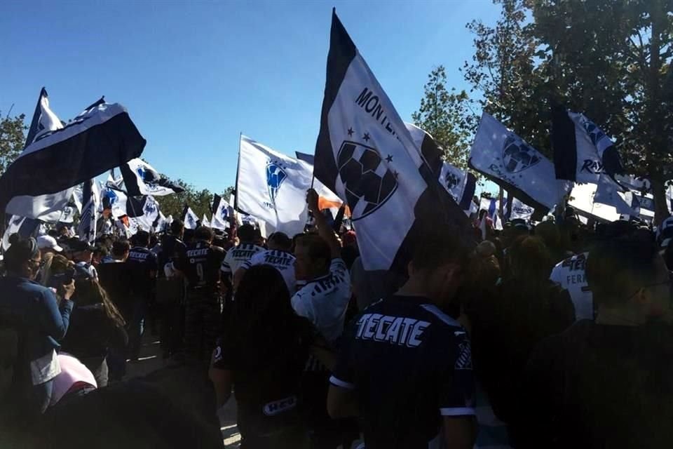 En la explanada del Estadio BBVA, los aficionados esperan ansiosos a sus jugadores.