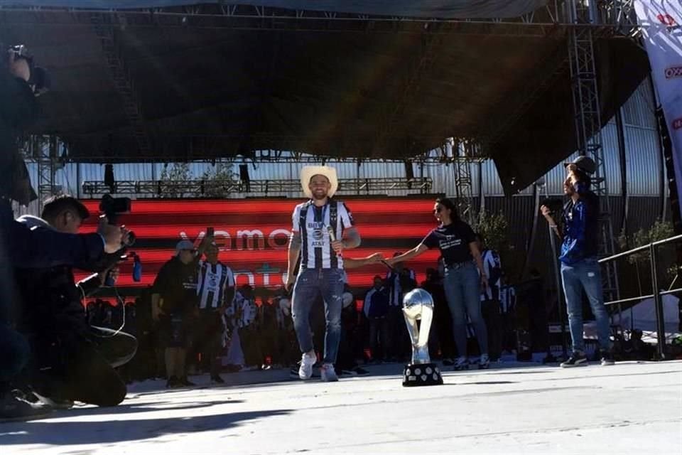 Vincent Janssen se unió a la fiesta con todo y sombrero norteño.