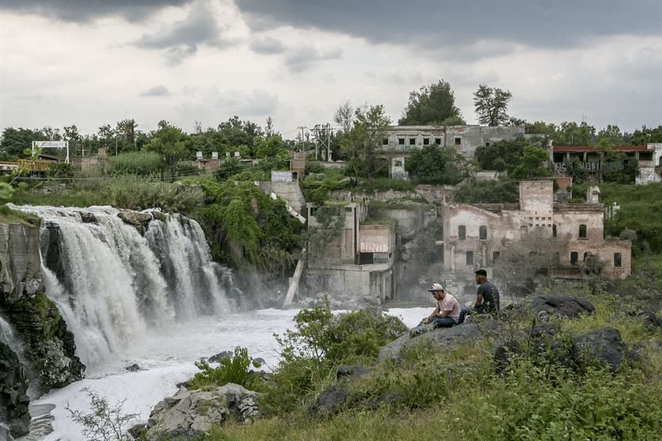 El contaminado Río Santiago y su cascada en El Salto.