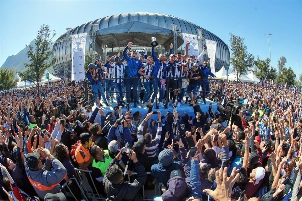 La afición de Rayados vibró en el festejo del quinto título, afuera del Estadio BBVA.