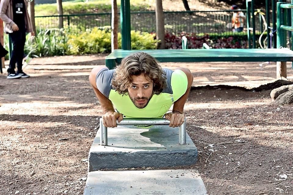 El actor recomienda realizar 30 minutos de cardio y 45 de resistencia.