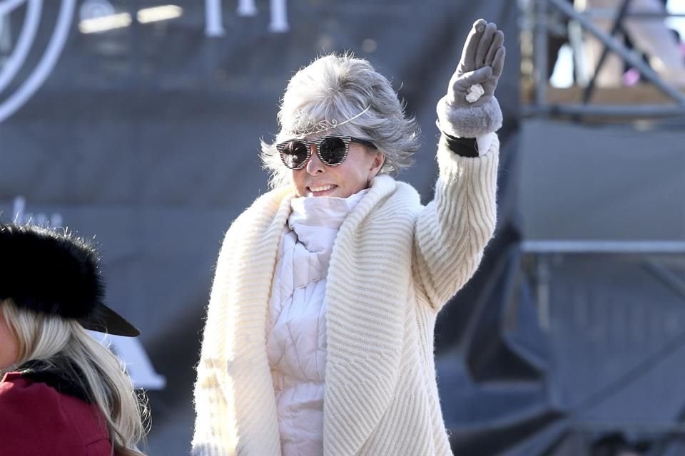 Rita Moreno fue una de las celebridades latinas que llevó en alto el éxito de la diversidad hispana en EU durante el desfile.