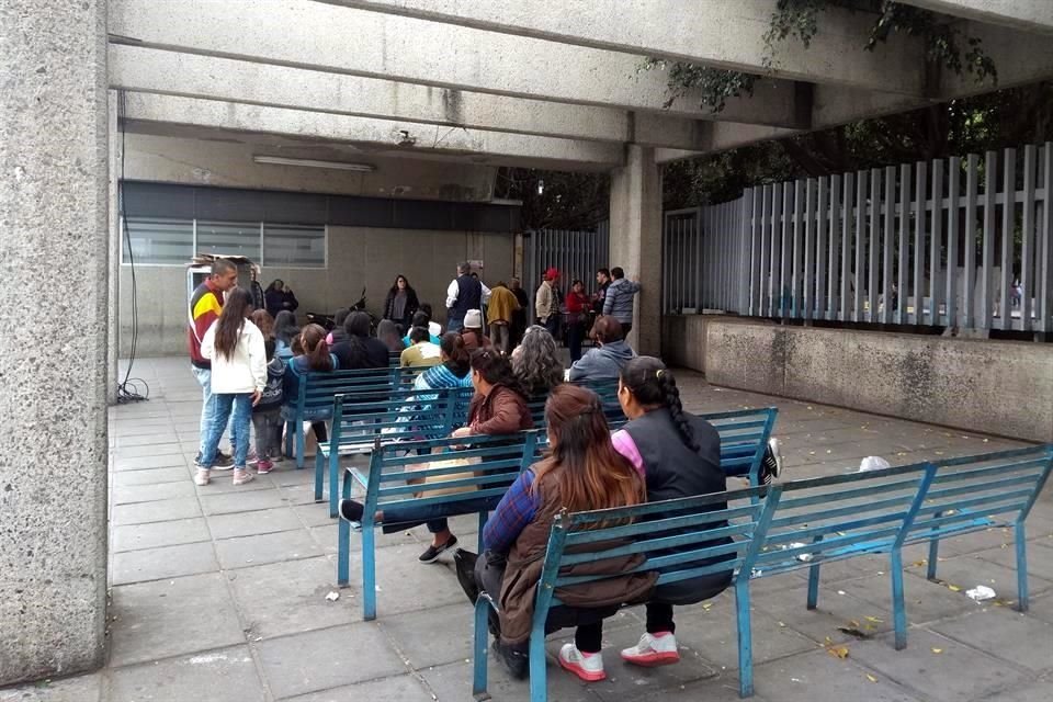 Pacientes esperan ser atendidos en el Hospital Civil de Especialidades, en Guadalajara.