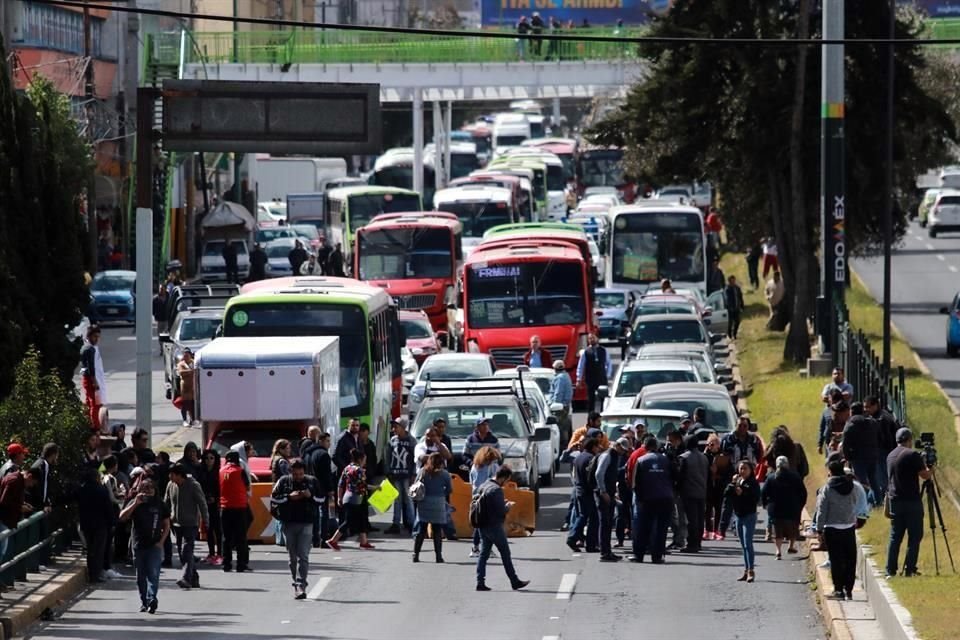 En Toluca, locatarios del Mercado Juárez cerraron calles en torno a la Terminal de Autobuses, en demanda de que vendedores ambulantes sean retirados.