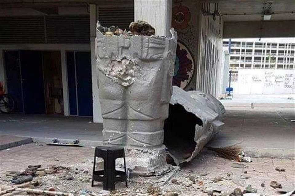 La escultura en forma de tótem de unos de los patios del plantel fue destrozada.